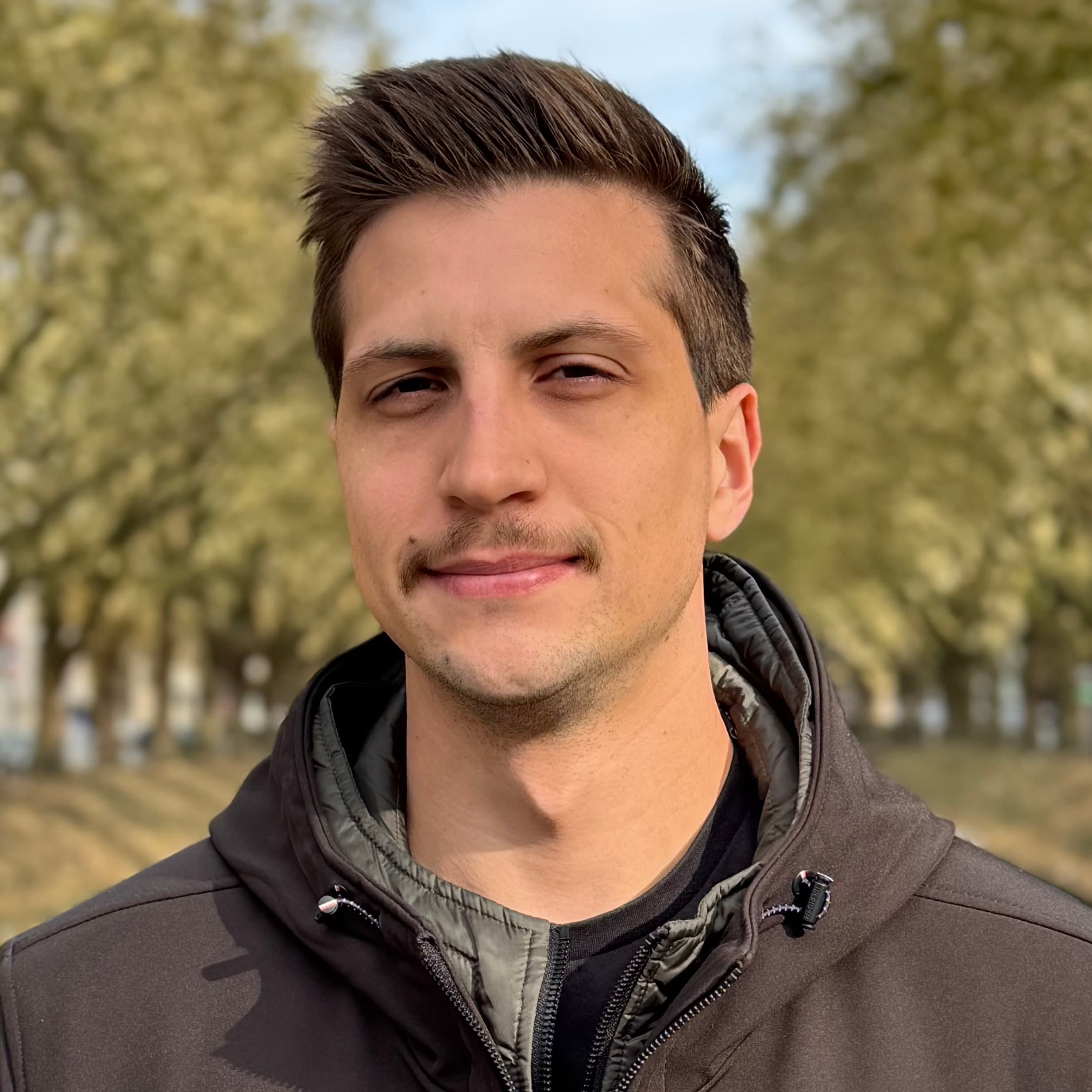 Diego Arndt smiling in a professional photo